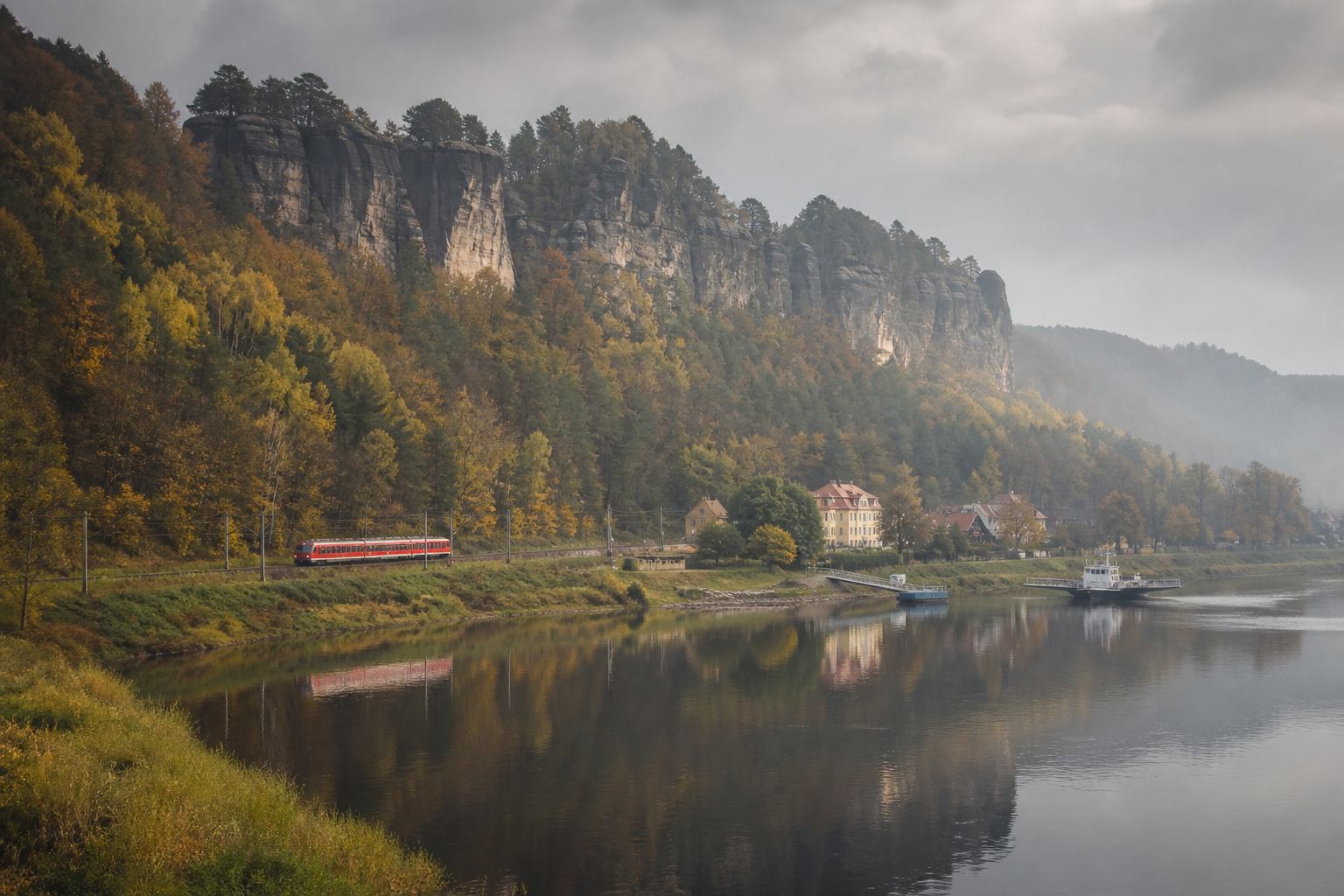 Regionalzug und Elbe mit Sandsteinkulisse