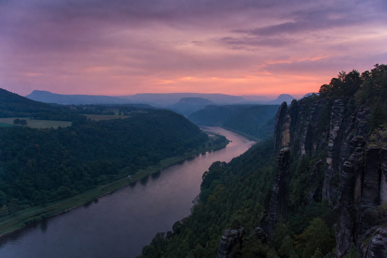 Elblinie zwischen Sandsteinkonturen am Abend
