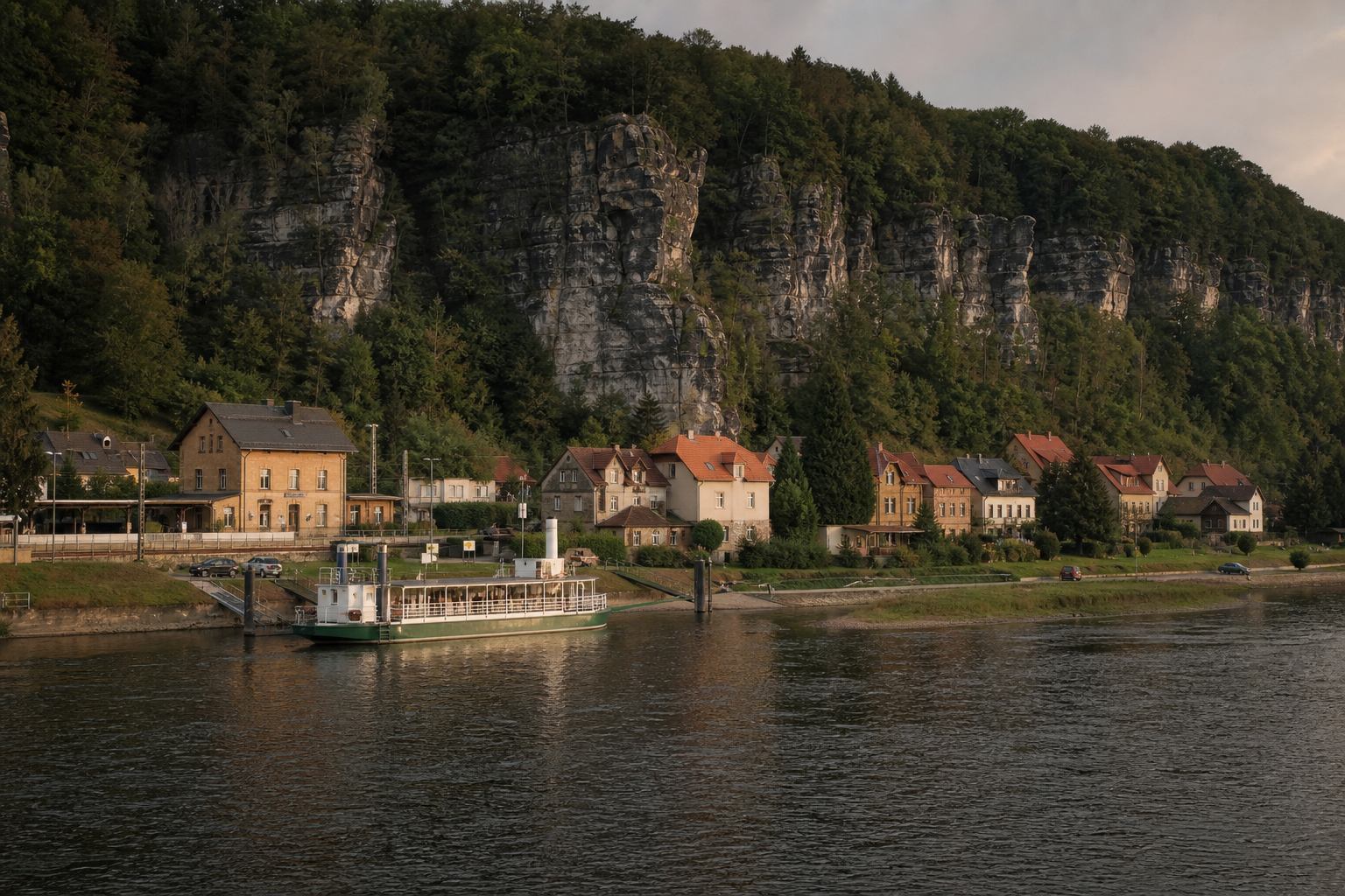 Kleiner Flussort an der Elbe mit Sandsteinhäusern