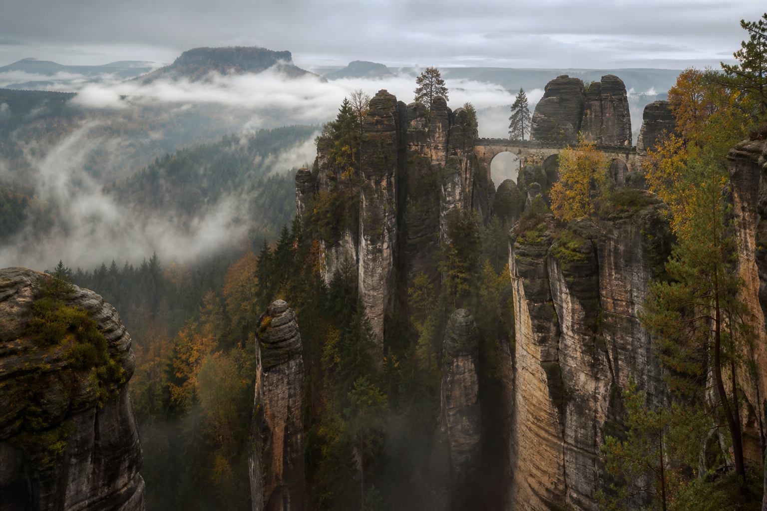 Sandsteintürme über der Elbe bei Morgenlicht